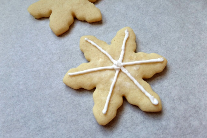 How to decorate snowflake cookie