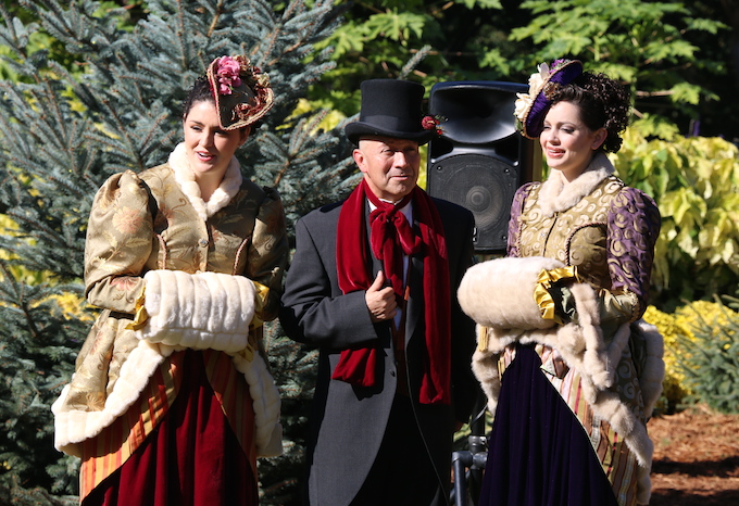 Christmas Carolers 
